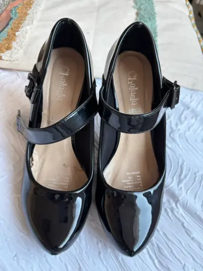 Zapatos de tacón negro charol con hebilla - miniatura 2