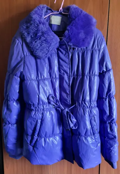 Chaqueta acolchada morada con cuello de piel sintética - miniatura 1
