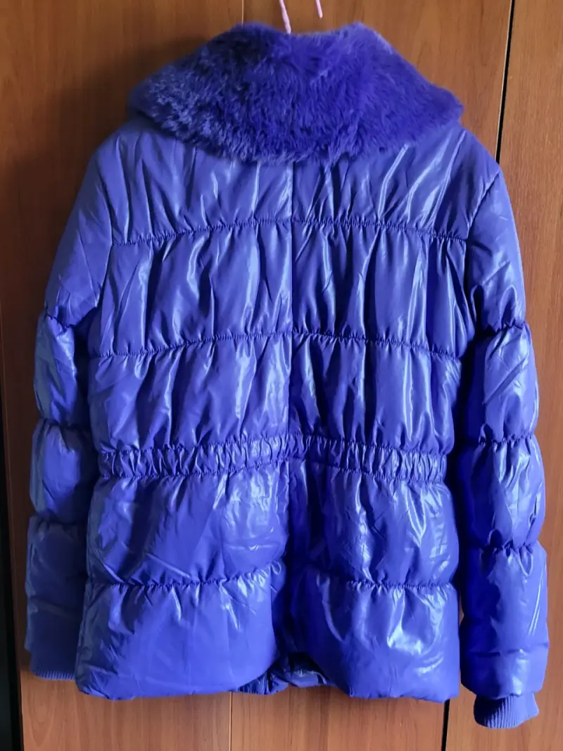 Chaqueta acolchada morada con cuello de piel sintética - 2