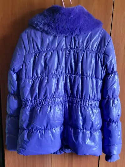 Chaqueta acolchada morada con cuello de piel sintética - miniatura 2