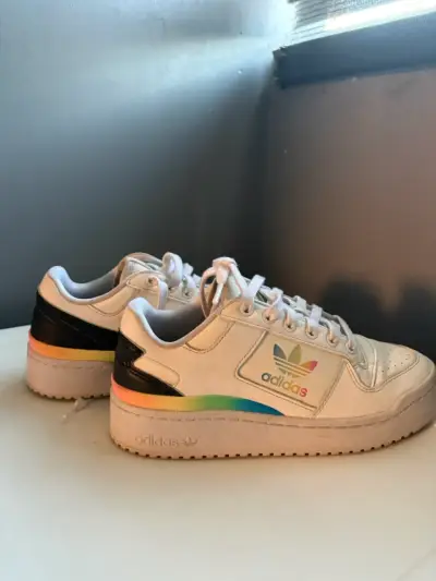 Zapatillas Adidas blancas con diseño arcoíris - miniatura 1