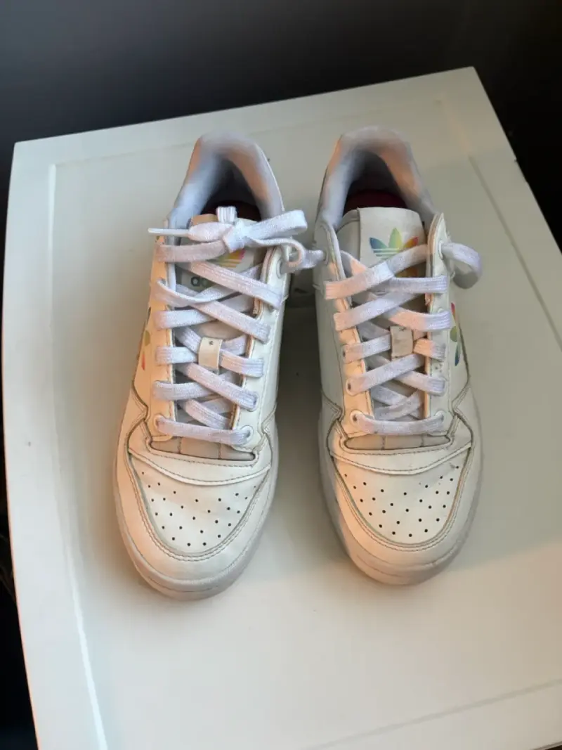 Zapatillas Adidas blancas con diseño arcoíris - 2