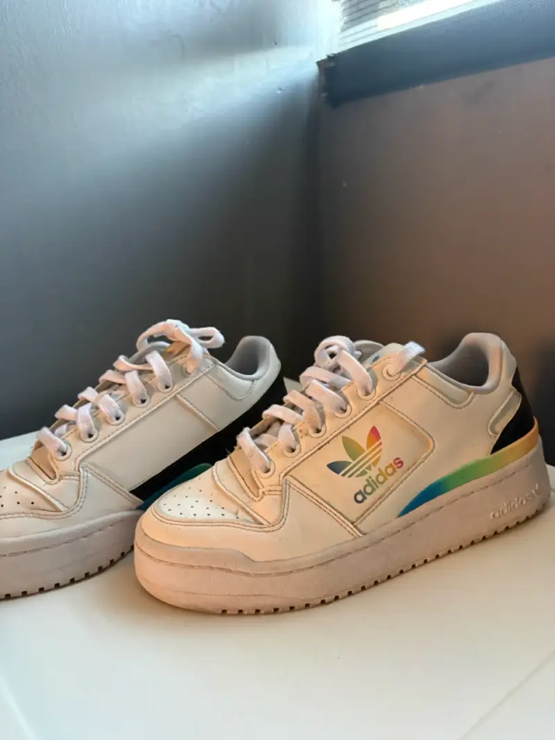 Zapatillas Adidas blancas con diseño arcoíris - 3