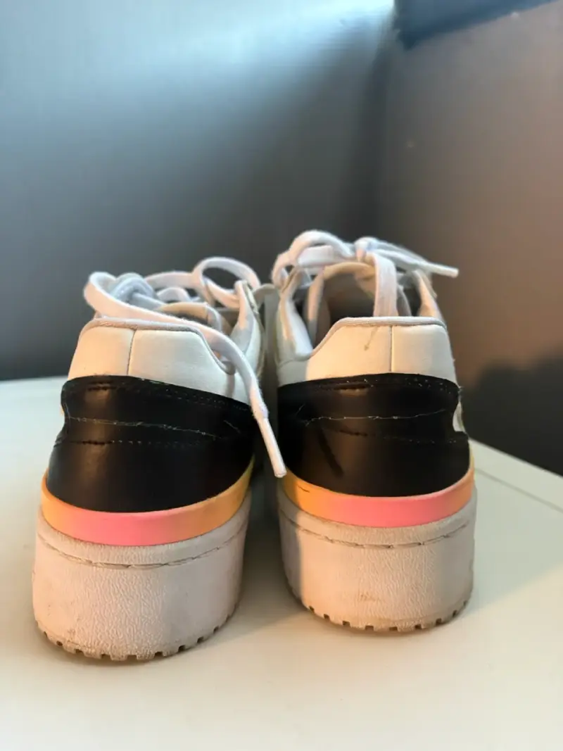 Zapatillas Adidas blancas con diseño arcoíris - 4
