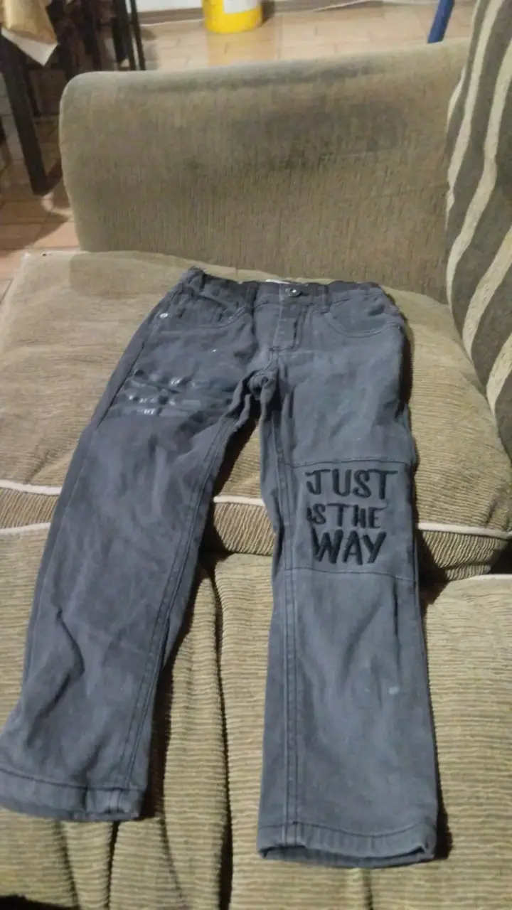 Pantalones grises con diseño es lotampado - 1