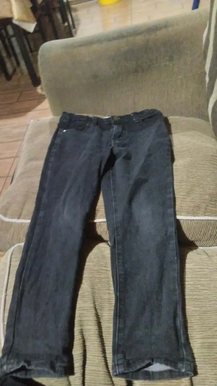 Pantalones grises con diseño es lotampado - 2