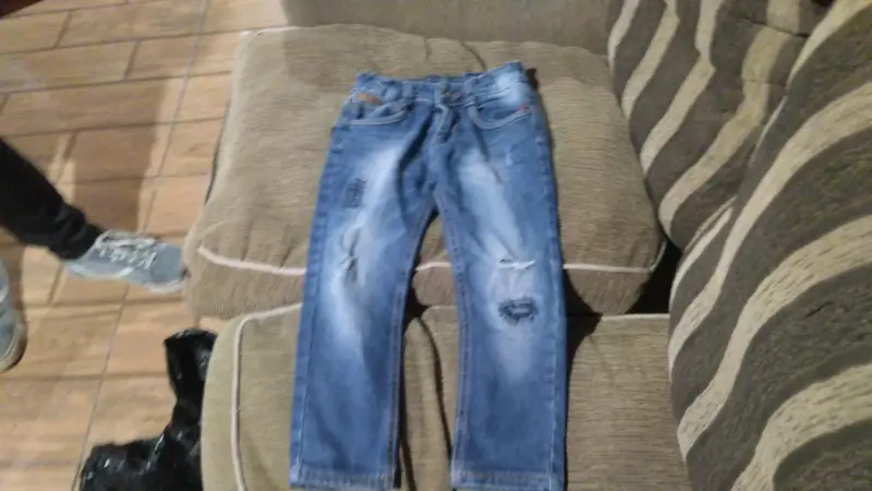 Pantalones grises con diseño es lotampado - 4