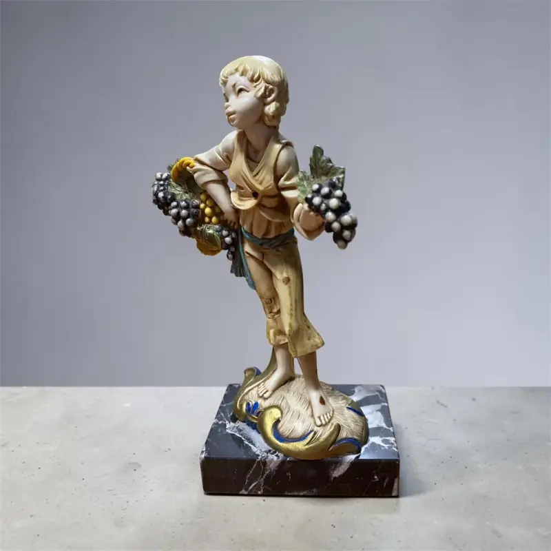 Figura Fontanini decorativa de niño con uvas