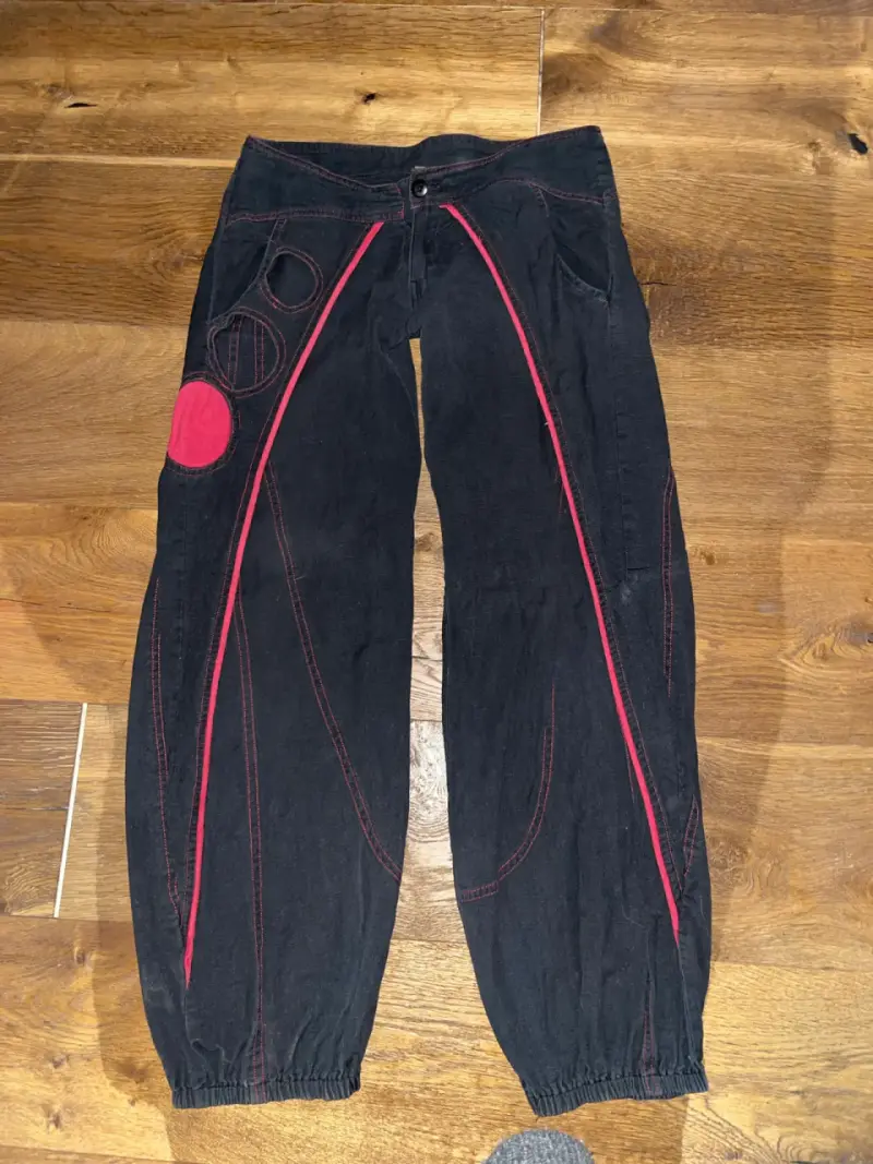 Pantalones negros con diseño rojo llamativo - 1