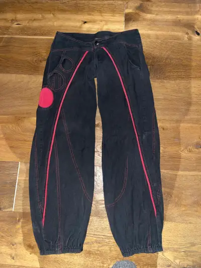 Pantalones negros con diseño rojo llamativo - miniatura 1