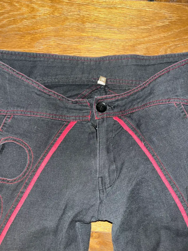 Pantalones negros con diseño rojo llamativo - 2