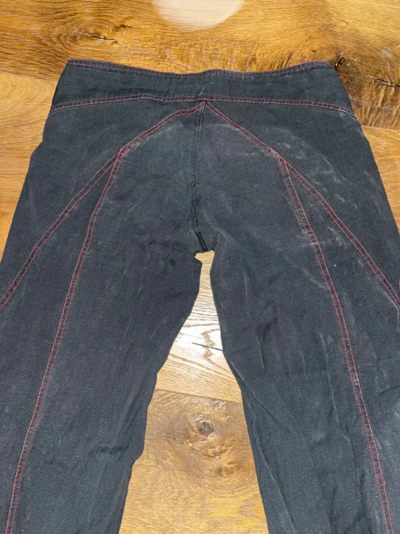 Pantalones negros con diseño rojo llamativo - 3