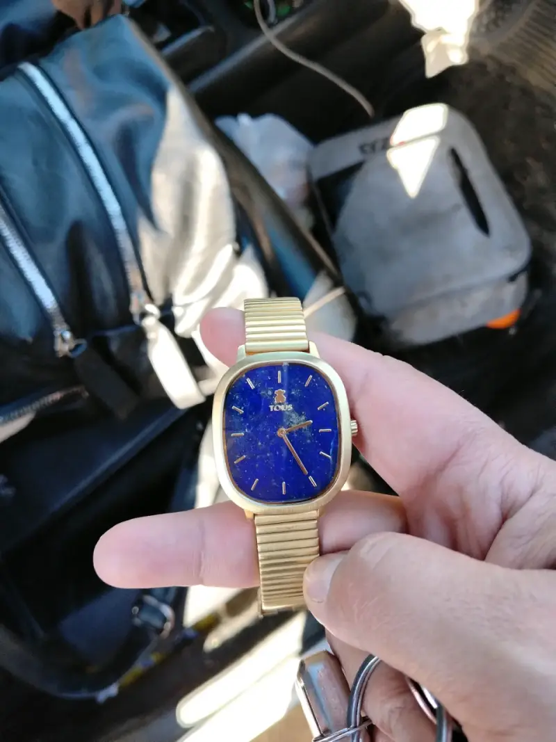 Reloj dorado Tonus con esfera azul