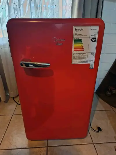 Refrigerador retro Midea rojo A+ - miniatura 1