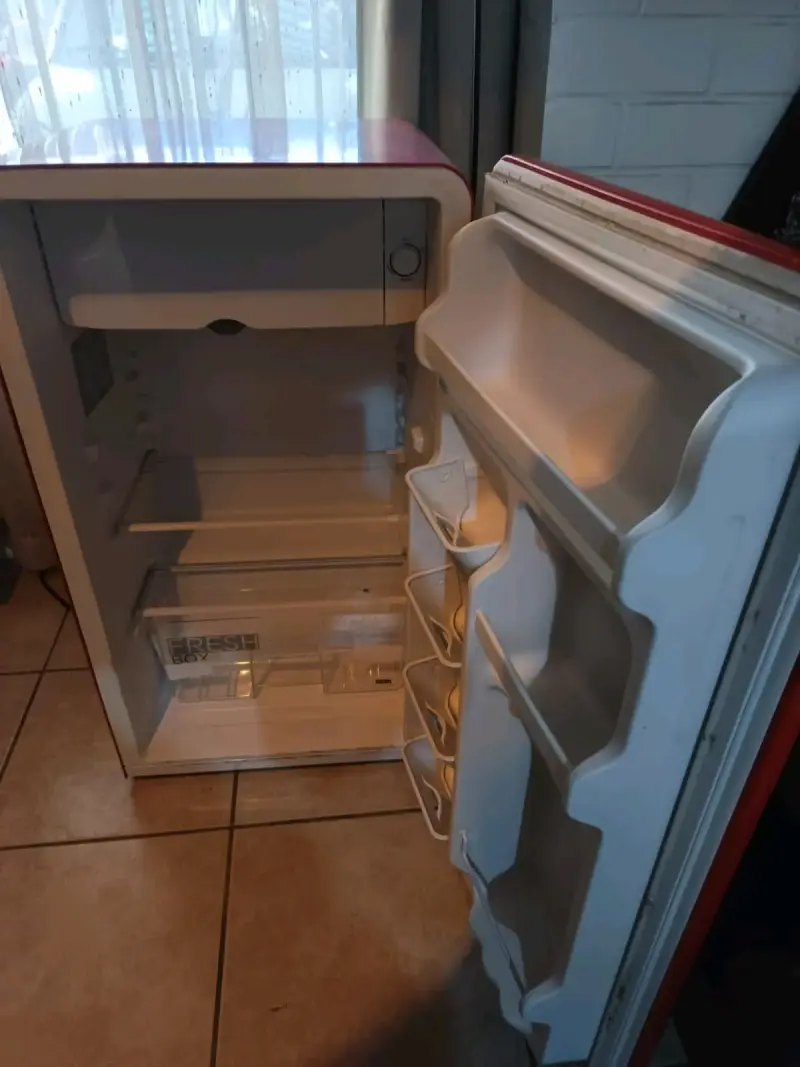 Refrigerador retro Midea rojo A+ - 2