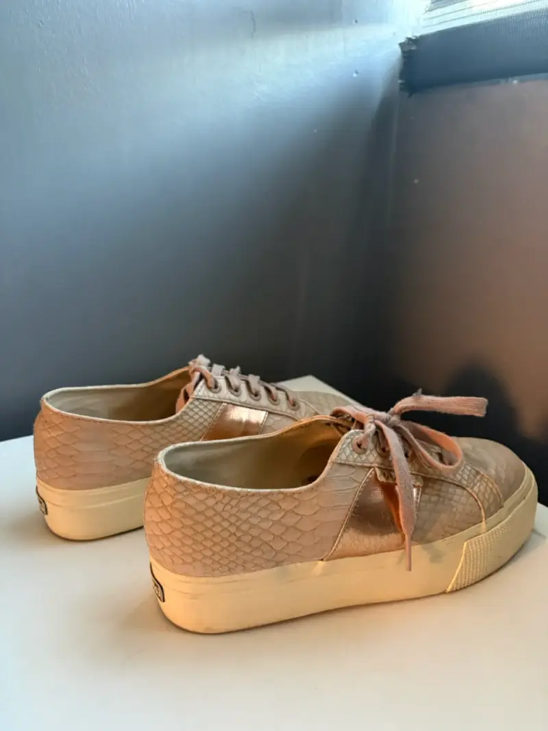 Zapatillas SUPERGA casuales beige con textura - 1