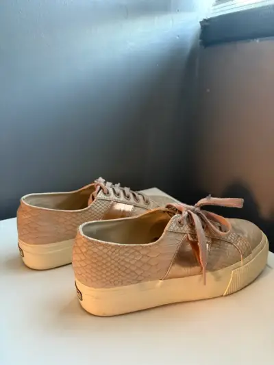 Zapatillas  SUPERGA casuales beige con textura - miniatura 1
