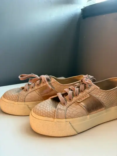 Zapatillas  SUPERGA casuales beige con textura - miniatura 2