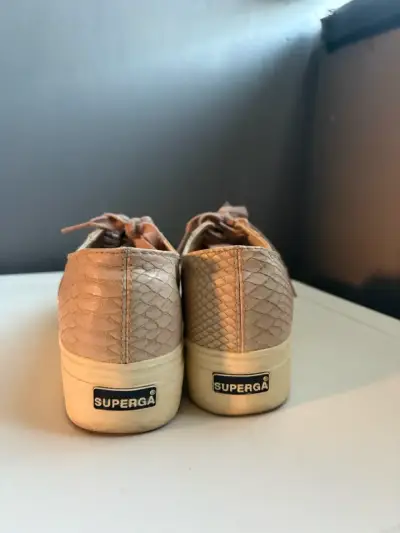 Zapatillas  SUPERGA casuales beige con textura - miniatura 3