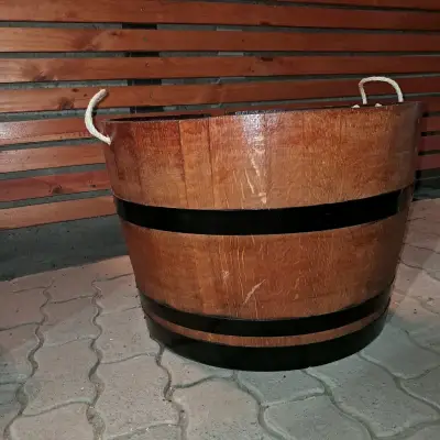Barril de madera decorativo con asas - miniatura 1