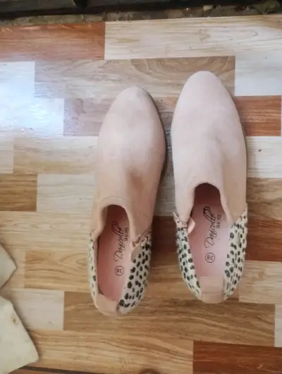 Botines de gamuza rosados con detalle animal print - miniatura 1