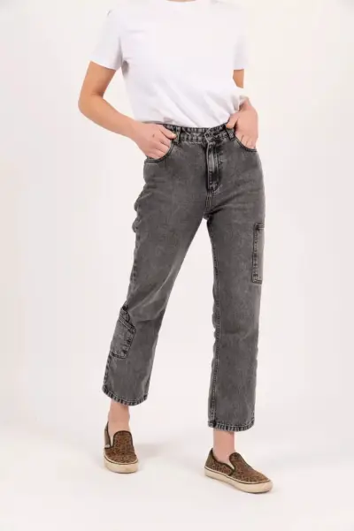 Jeans gris de mujer con bolsillos cargo - miniatura 1