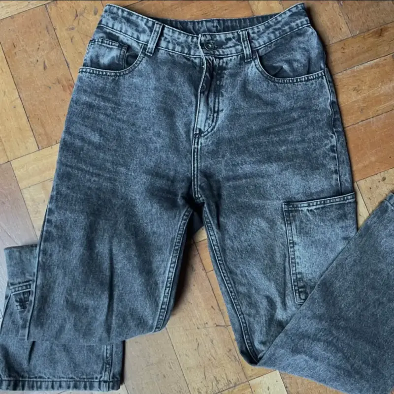 Jeans gris de mujer con bolsillos cargo - 2