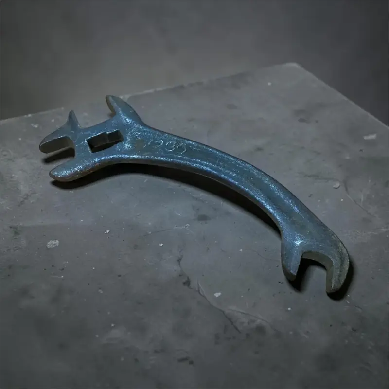 Llave inglesa antigua de hierro