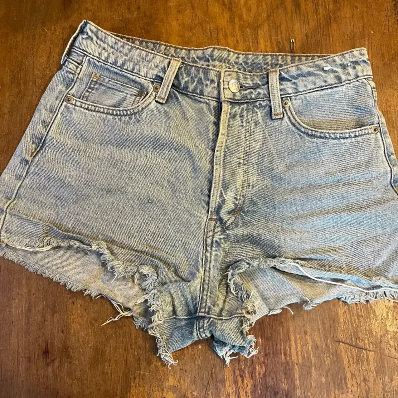 Shorts de mezclilla desgastados para mujer - 1