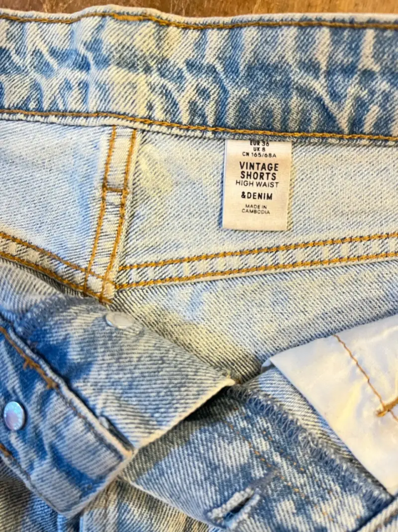 Shorts de mezclilla desgastados para mujer - 2