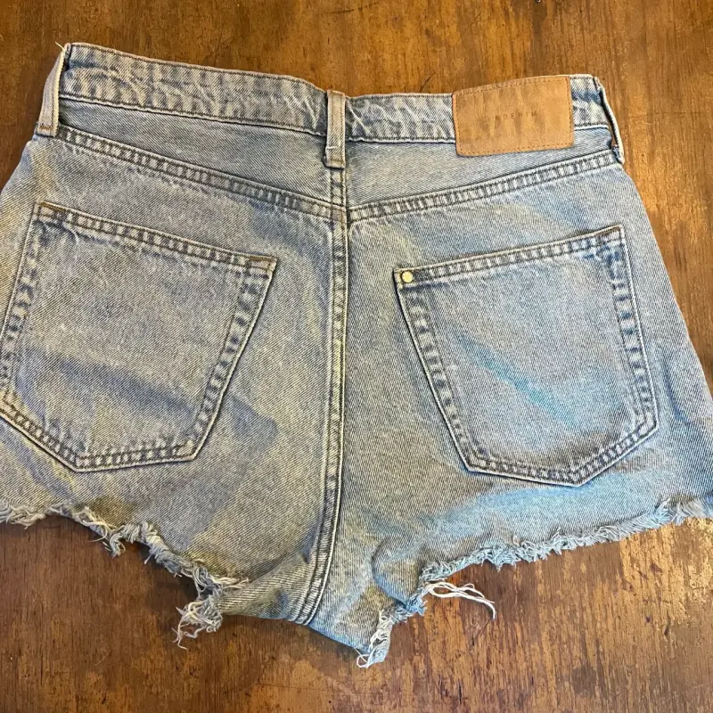 Shorts de mezclilla desgastados para mujer - 3