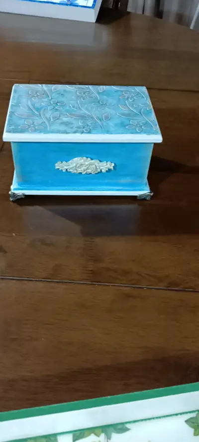 Caja decorativa azul con relieve floral - miniatura 1