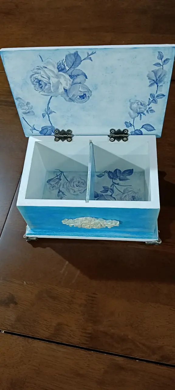 Caja decorativa azul con relieve floral - 2