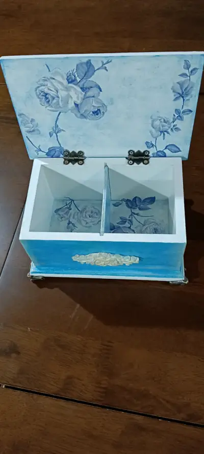 Caja decorativa azul con relieve floral - miniatura 2