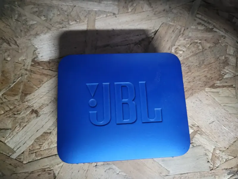 Parlante portátil JBL azul compacto - 1