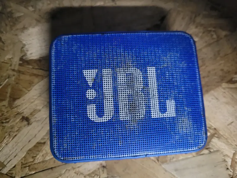 Parlante portátil JBL azul compacto - 2