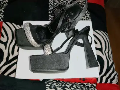 Tacones altos negros con brillantes - miniatura 1