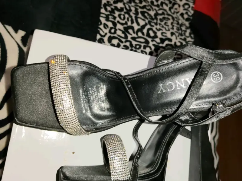 Tacones altos negros con brillantes - 2