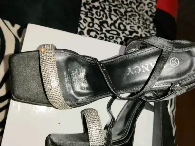 Tacones altos negros con brillantes - miniatura 2