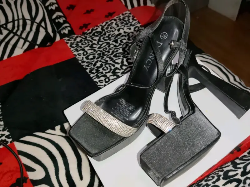 Tacones altos negros con brillantes - 3