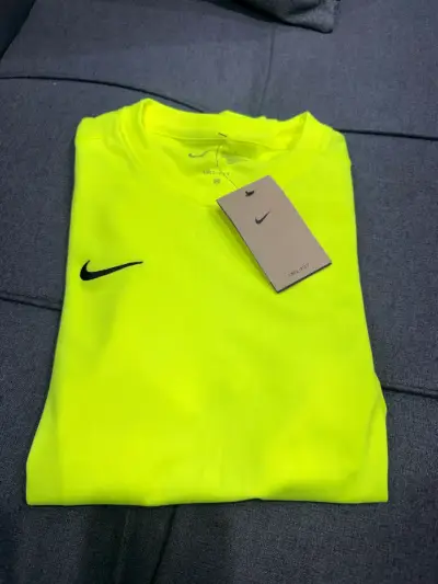 Polera deportiva Nike amarilla neón - miniatura 2