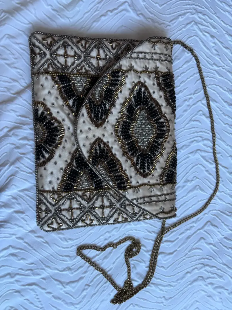 Cartera de mano con abalorios bohemios