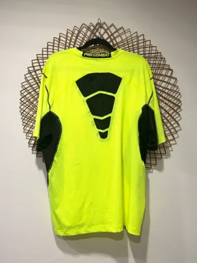 Polera deportiva Nike amarilla neón - miniatura 2
