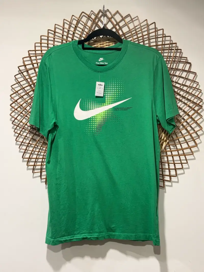 Polera Nike verde con logo icónico - 1