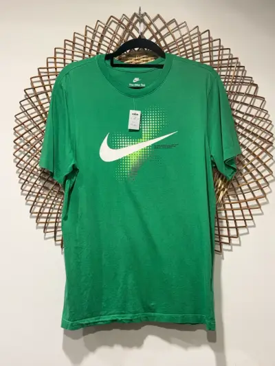 Polera Nike verde con logo icónico - miniatura 1