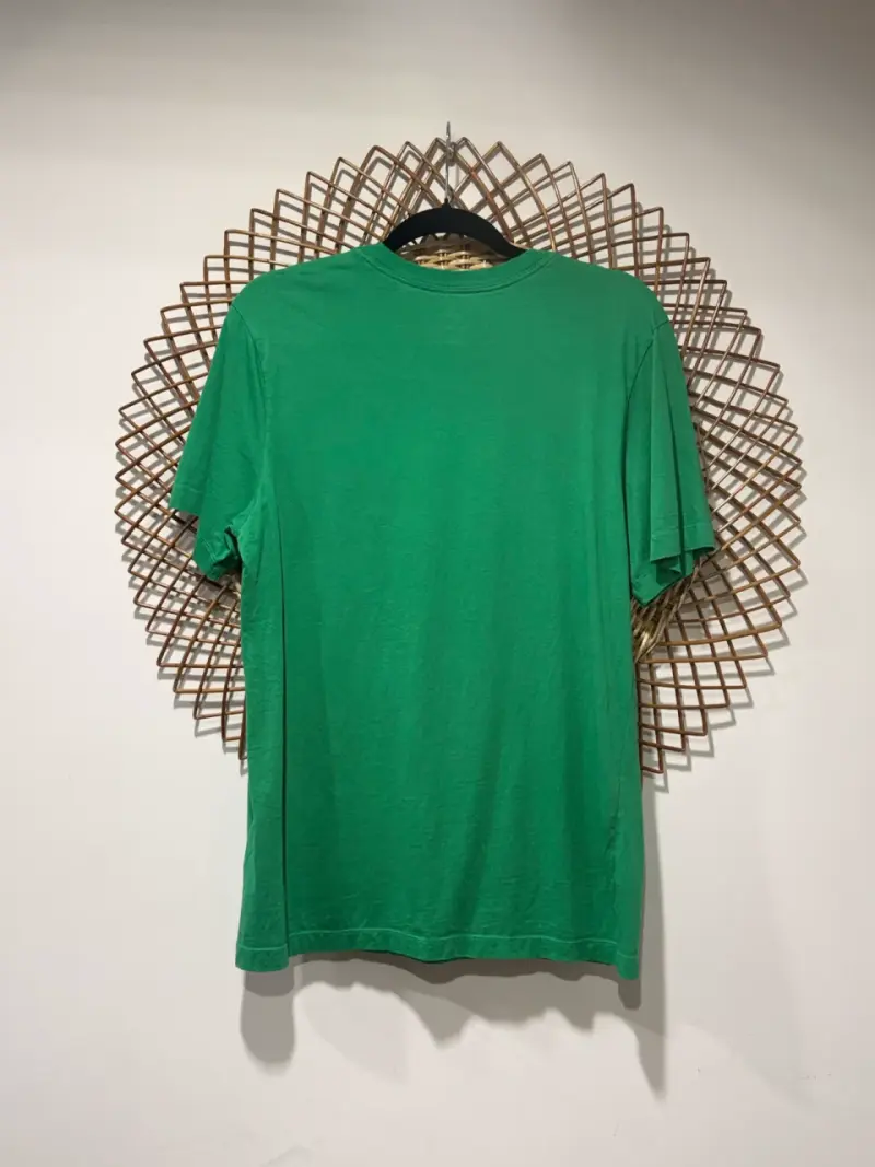 Polera Nike verde con logo icónico - 2