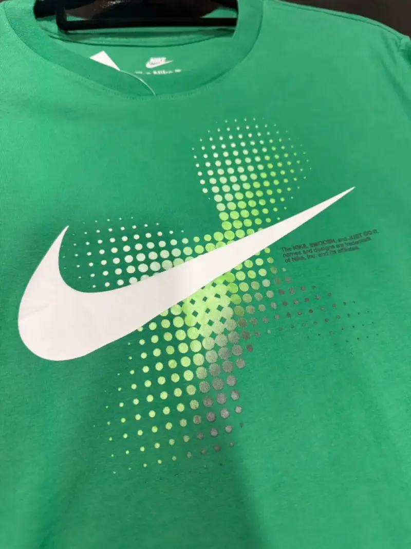 Polera Nike verde con logo icónico - 3