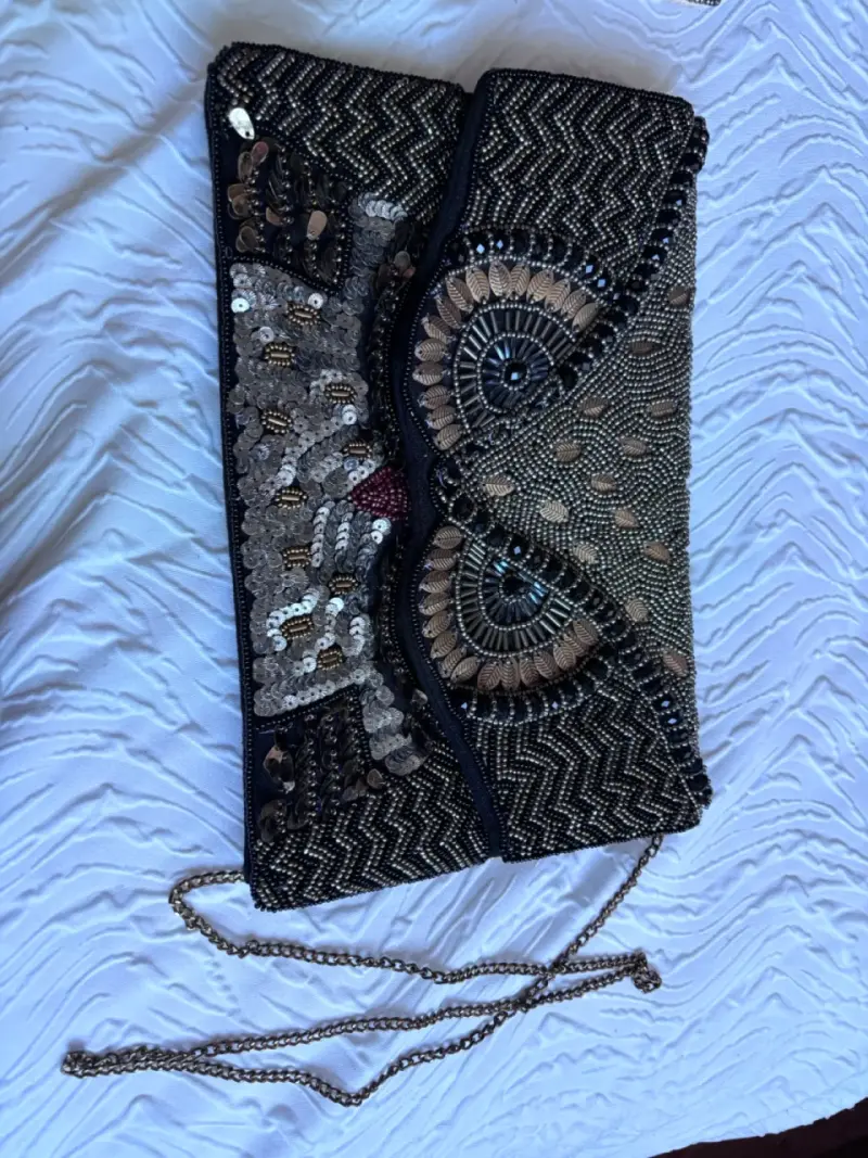 Cartera de mano con lentejuelas y diseño étnico