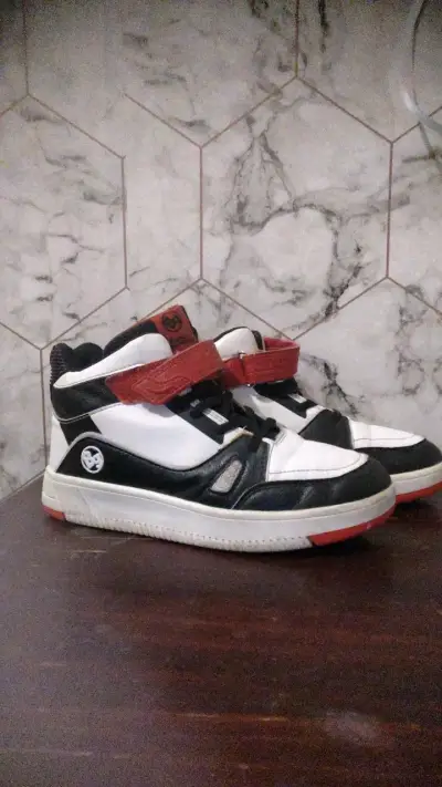 Zapatillas deportivas blancas y negras con velcro - miniatura 1