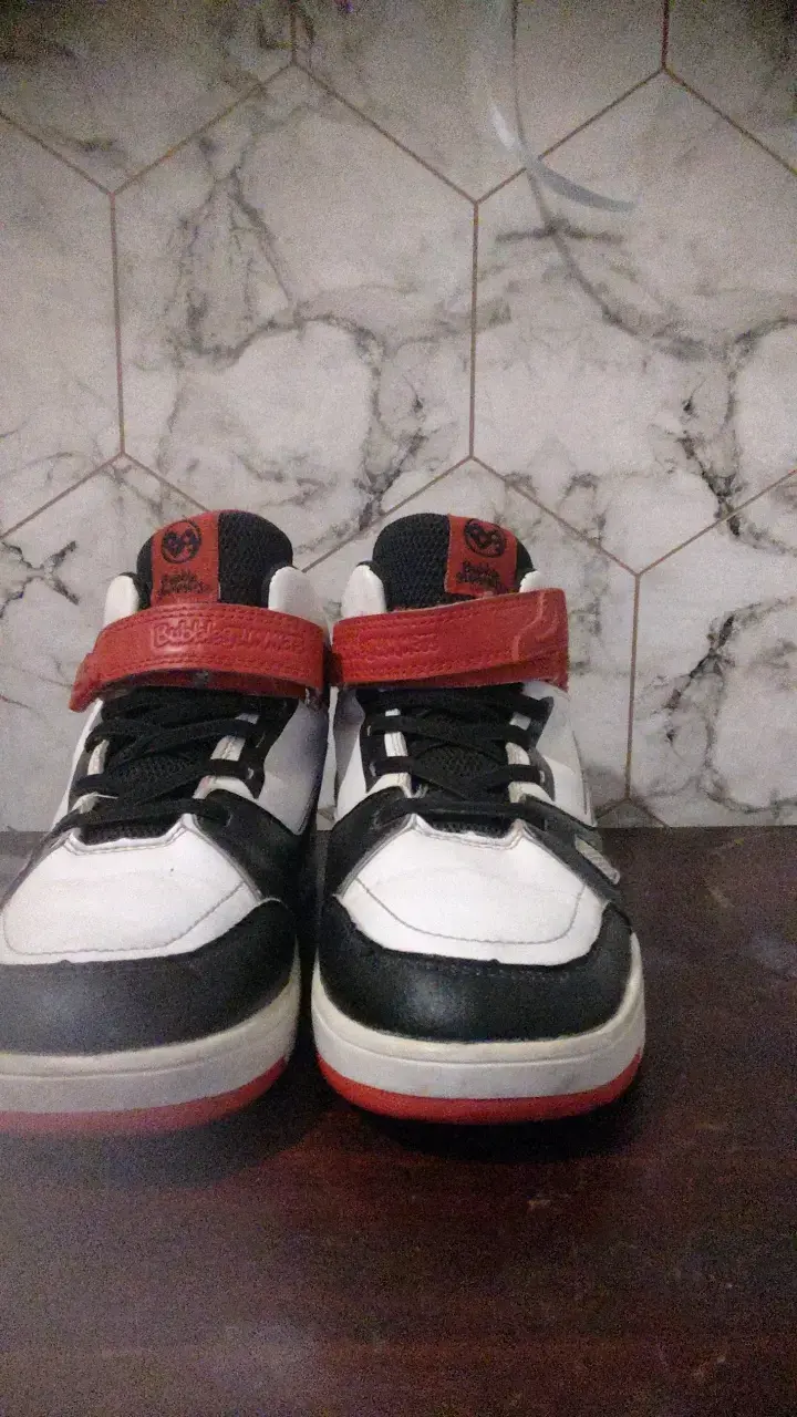 Zapatillas deportivas blancas y negras con velcro - 2